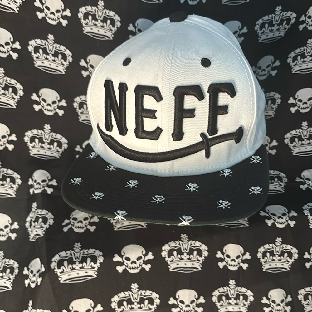NEFF Skateboarding Men’s Cutlass White & Black Snapback Hat